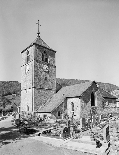 Extérieur : façade latérale droite et chevet. © Yves Sancey / Région Bourgogne-Franche-Comté, Inventaire du patrimoine - 1978