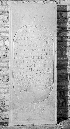 Intérieur : pierre tombale sous le porche. © Yves Sancey / Région Bourgogne-Franche-Comté, Inventaire du patrimoine - 1978