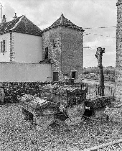 3 monuments funéraires (19e siècle) du cimetière autour de l'église. © Yves Sancey / Région Bourgogne-Franche-Comté, Inventaire du patrimoine - 1978