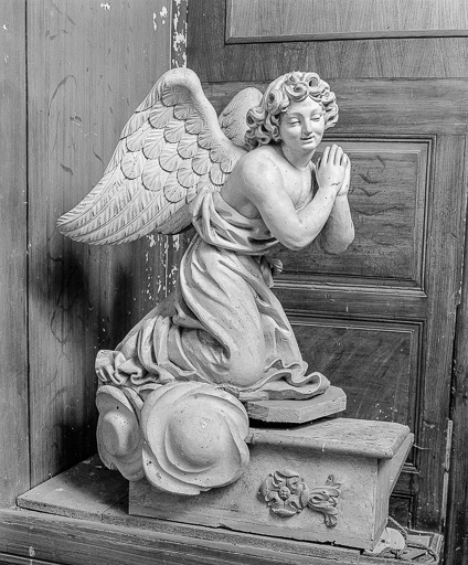 Elément d'autel-retable : ange gauche agenouillé. © Yves Sancey / Région Bourgogne-Franche-Comté, Inventaire du patrimoine - 1978