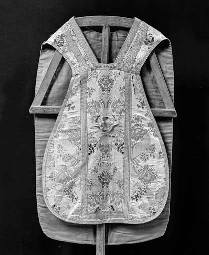 Chasuble vue de face. © Yves Sancey / Région Bourgogne-Franche-Comté, Inventaire du patrimoine - 1978