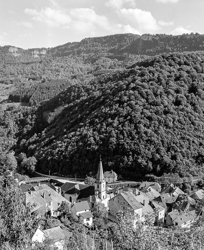 Vue d'ensemble du village. © Yves Sancey / Région Bourgogne-Franche-Comté, Inventaire du patrimoine - 1979