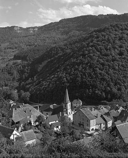 Vue générale du site depuis le nord-ouest. © Yves Sancey / Région Bourgogne-Franche-Comté, Inventaire du patrimoine - 1979