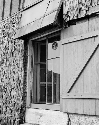 Ferme située 5 Grande Rue au lieudit Chez Vuillet : détail : fenêtre de la cuisine. © Dominique Dominguez / Région Bourgogne-Franche-Comté, Inventaire du patrimoine - 1979