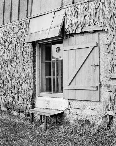 Ferme située 5 Grande Rue au lieudit Chez Vuillet : détail : fenêtre de la cuisine. © Dominique Dominguez / Région Bourgogne-Franche-Comté, Inventaire du patrimoine - 1979