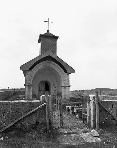 Porte d'entrée et banc de pierre. © Dominique Dominguez / Région Bourgogne-Franche-Comté, Inventaire du patrimoine - 1979