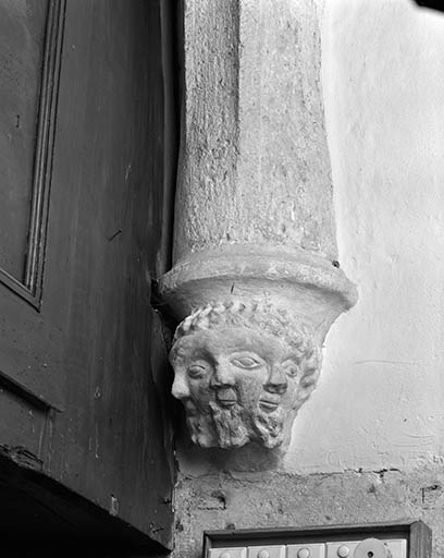 Intérieur : culot (1) de la sacristie, tête à trois faces. © Yves Sancey / Région Bourgogne-Franche-Comté, Inventaire du patrimoine - 1979