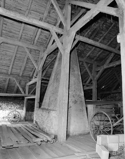 Charpente et conduit de cheminée. © Dominique Dominguez / Région Bourgogne-Franche-Comté, Inventaire du patrimoine - 1979