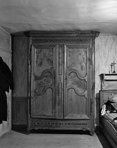Armoire vue de face. © Dominique Dominguez / Région Bourgogne-Franche-Comté, Inventaire du patrimoine - 1979
