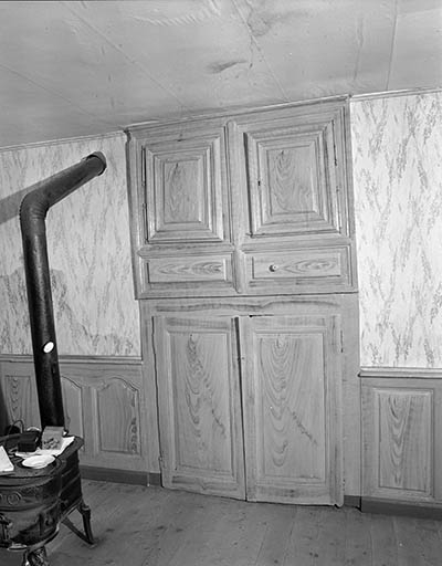 Le "poële" : boiseries et portes de placard derrière, la plaque de cheminée. © Dominique Dominguez / Région Bourgogne-Franche-Comté, Inventaire du patrimoine - 1979