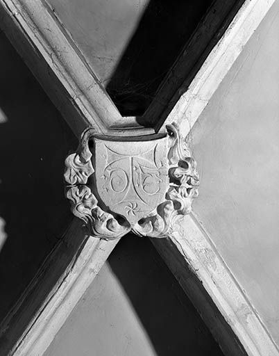 Intérieur : 3ème travée du collatéral droit, clef annulaire de la chapelle Saint Antoine. © Yves Sancey / Région Bourgogne-Franche-Comté, Inventaire du patrimoine - 1979