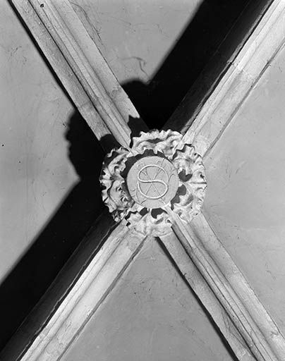 Intérieur : 2ème travée du collatéral gauche, clef annulaire de la chapelle des archers. © Yves Sancey / Région Bourgogne-Franche-Comté, Inventaire du patrimoine - 1979