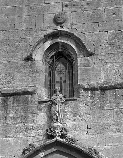 Portail : détail, statue Vierge à l'Enfant. © Yves Sancey / Région Bourgogne-Franche-Comté, Inventaire du patrimoine - 1979