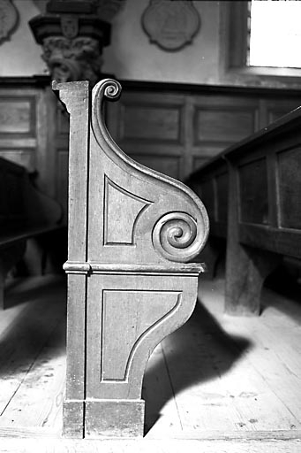 Détail d'un banc vu de côté. © Yves Sancey / Région Bourgogne-Franche-Comté, Inventaire du patrimoine - 1979