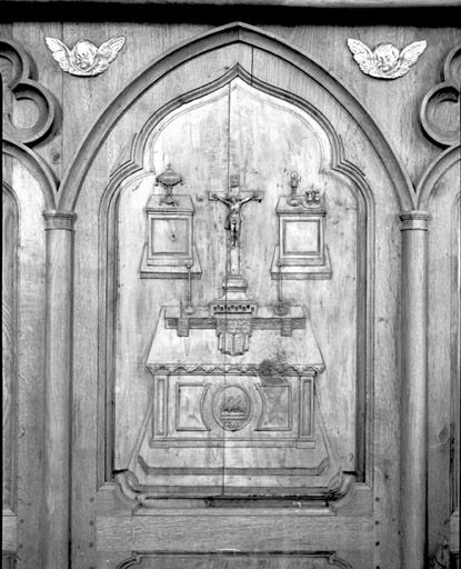 Bas-relief : autel et objets liturgiques servant à la messe. © Yves Sancey / Région Bourgogne-Franche-Comté, Inventaire du patrimoine - 1979