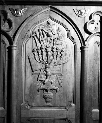 Bas-relief : Objets bibliques. © Yves Sancey / Région Bourgogne-Franche-Comté, Inventaire du patrimoine - 1979