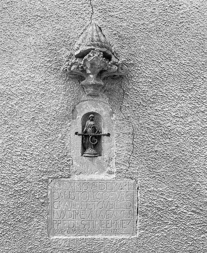 Statue et pierre datée 1718 contre le chevet. © Yves Sancey / Région Bourgogne-Franche-Comté, Inventaire du patrimoine - 1979