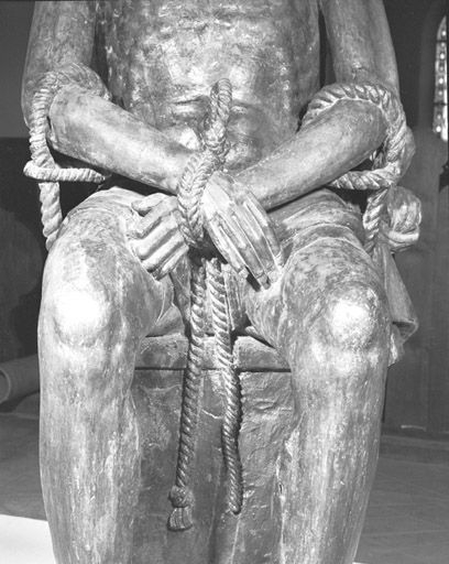 Détail de la corde nouée autour des poignets. © Yves Sancey / Région Bourgogne-Franche-Comté, Inventaire du patrimoine - 1979