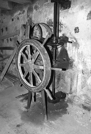 Bâtiment D, 1er étage : mise en route des turbines. © J. Dumont / Région Bourgogne-Franche-Comté, Inventaire du patrimoine - 1979