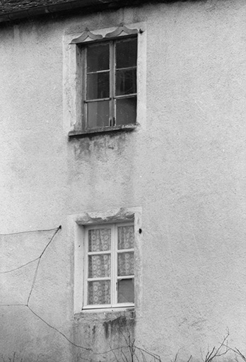 Bâtiment du dispensaire : détail de fenêtres. © J. Dumont / Région Bourgogne-Franche-Comté, Inventaire du patrimoine - 1979 Bâtiment du dispensaire : détail de fenêtres. © J. Dumont / Région Bourgogne-Franche-Comté, Inventaire du patrimoine - 1979