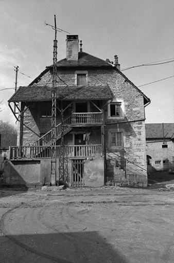 Logement ouvrier : façade antérieure. © J. Dumont / Région Bourgogne-Franche-Comté, Inventaire du patrimoine - 1979 Logement ouvrier : façade antérieure. © J. Dumont / Région Bourgogne-Franche-Comté, Inventaire du patrimoine - 1979