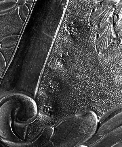 Détail : les poinçons sur le pied. © Yves Sancey / Région Bourgogne-Franche-Comté, Inventaire du patrimoine - 1979