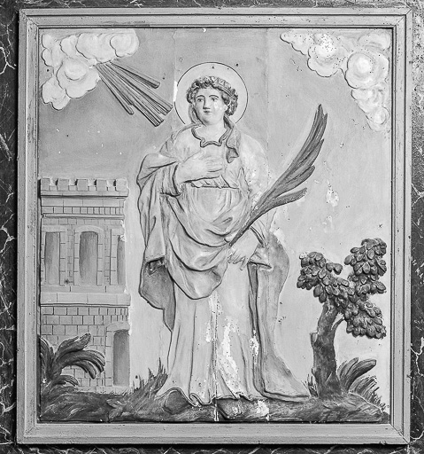 Détail : le bas-relief du retable : sainte Barbe. © Yves Sancey / Région Bourgogne-Franche-Comté, Inventaire du patrimoine - 1979