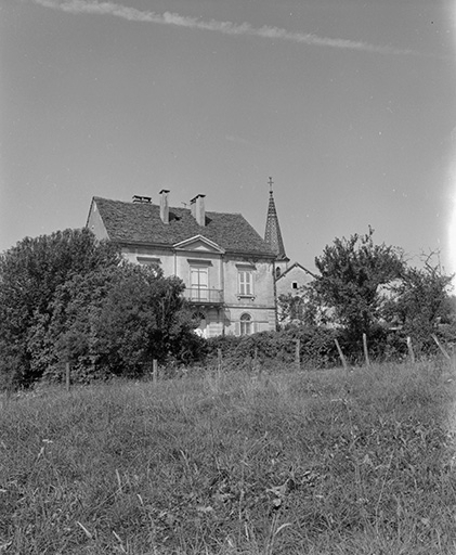 Façade antérieure : vue éloignée ue de trois quarts gauche. © Yves Sancey / Région Bourgogne-Franche-Comté, Inventaire du patrimoine - 1979