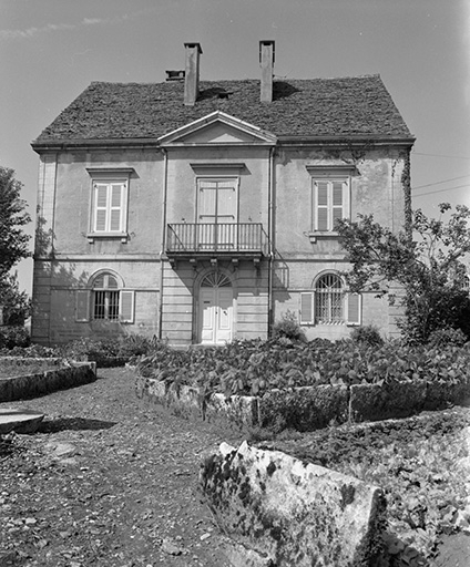Façade antérieure et jardin. © Yves Sancey / Région Bourgogne-Franche-Comté, Inventaire du patrimoine - 1979