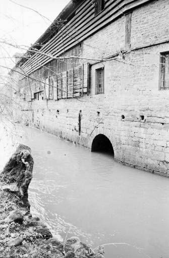 Atelier de fabrication (?) en 1979.Façade sur la Brenne. © Jack Dumont / Région Bourgogne-Franche-Comté, Inventaire du patrimoine - 1979