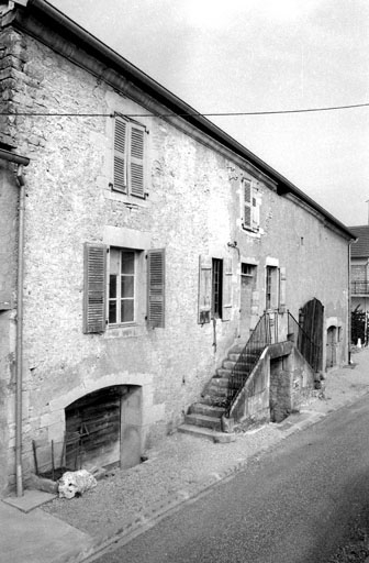 Façade antérieure vue de trois quarts gauche en 1979.. © Bernard Lardière / Région Bourgogne-Franche-Comté, Inventaire du patrimoine - 1979