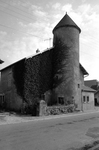 Maison située 7 rue de la Tour : façade sur rue. © Bernard Lardière / Région Bourgogne-Franche-Comté, Inventaire du patrimoine - 1979
