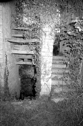 Partie habitation : escaliers menant à la cave et au premier étage de l'habitation. © Bernard Lardière / Région Bourgogne-Franche-Comté, Inventaire du patrimoine - 1979