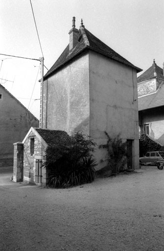 Tour vue depuis la cour. © Bernard Lardière / Région Bourgogne-Franche-Comté, Inventaire du patrimoine - 1979