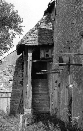 Ferme cadastrée 1946 A4 505, située rue d'Avrigney : détail de l'escalier extérieur et façade latérale gauche. © Bernard Lardière / Région Bourgogne-Franche-Comté, Inventaire du patrimoine - 1979