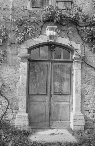 Détail : porte d'entrée de l'habitation. © Bernard Lardière / Région Bourgogne-Franche-Comté, Inventaire du patrimoine - 1979