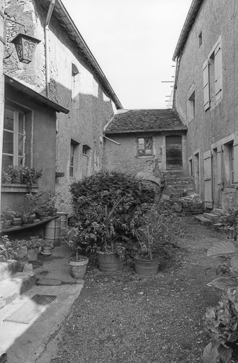 Maison cadastrée 1958 C3 754 : façades sur la cour intérieure. © Bernard Lardière / Région Bourgogne-Franche-Comté, Inventaire du patrimoine - 1979