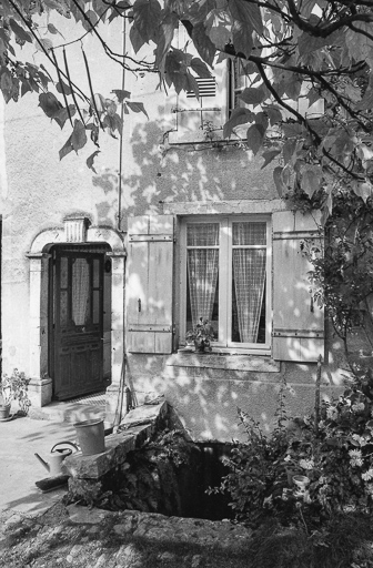 Détail : entrées de cave et d'habitation. © Bernard Lardière / Région Bourgogne-Franche-Comté, Inventaire du patrimoine - 1979