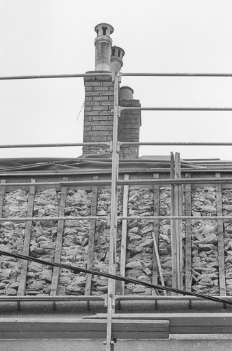 Détail : réfection de la toiture. © Bernard Lardière / Région Bourgogne-Franche-Comté, Inventaire du patrimoine - 1979