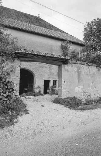 Façade latérale droite. © Bernard Lardière / Région Bourgogne-Franche-Comté, Inventaire du patrimoine - 1979