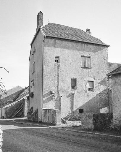 Vue de trois quarts droit. © Bernard Lardière / Région Bourgogne-Franche-Comté, Inventaire du patrimoine - 1979