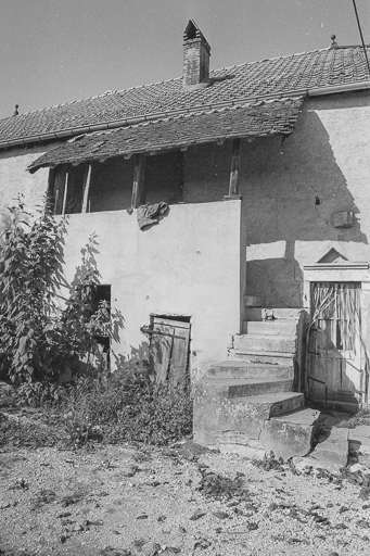 Ferme cadastrée 1960 A2 246, située rue de l'Eglise : escalier extérieur de la façade antérieure. © Bernard Lardière / Région Bourgogne-Franche-Comté, Inventaire du patrimoine - 1979