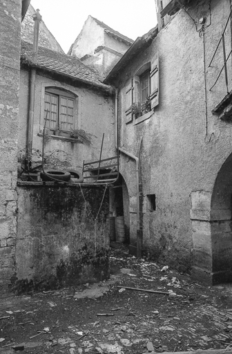 Habitation sur cour. © Bernard Lardière / Région Bourgogne-Franche-Comté, Inventaire du patrimoine - 1979
