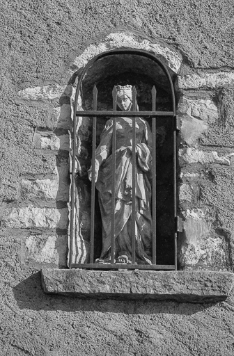 Vue de la statue de la Vierge dans le mur d'enceinte du couvent. © Bernard Lardière / Région Bourgogne-Franche-Comté, Inventaire du patrimoine - 1979