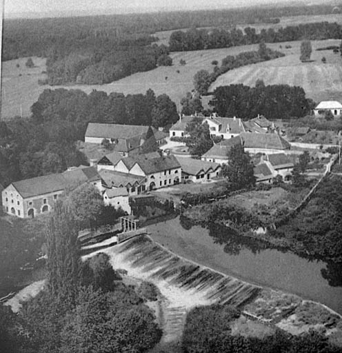 Vue aérienne depuis le sud. © Jack  Dumont (reproduction) / Région Bourgogne-Franche-Comté, Inventaire du patrimoine - 1979