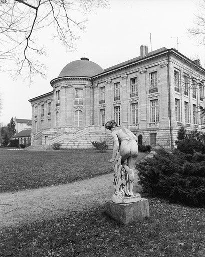 Façade postérieure, de trois quarts droit, avec une statue du parc. © Yves Sancey / Région Bourgogne-Franche-Comté, Inventaire du patrimoine - 1980