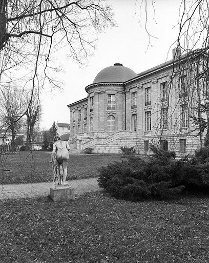 Façade postérieure, de trois quarts droit, avec une statue du parc. © Yves Sancey / Région Bourgogne-Franche-Comté, Inventaire du patrimoine - 1980