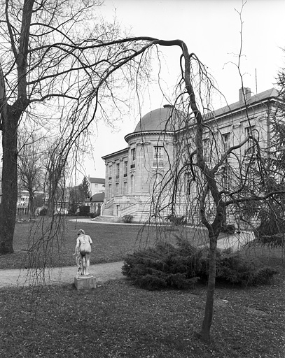 Façade postérieure, de trois quarts droit, avec une statue du parc : vue éloignée. © Yves Sancey / Région Bourgogne-Franche-Comté, Inventaire du patrimoine - 1980