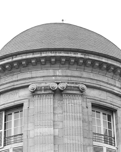 Façade postérieure, rotonde : détail des chapiteaux de deux pilastres jumelés. © Yves Sancey / Région Bourgogne-Franche-Comté, Inventaire du patrimoine - 1980