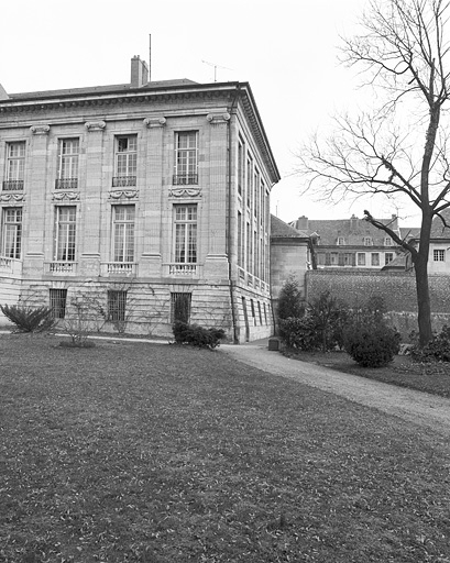 Façade postérieure : détail partie droite. © Yves Sancey / Région Bourgogne-Franche-Comté, Inventaire du patrimoine - 1980